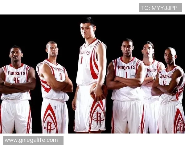 邓肯传球姚明的传奇瞬间：两位巨星的完美配合与篮球智慧的碰撞