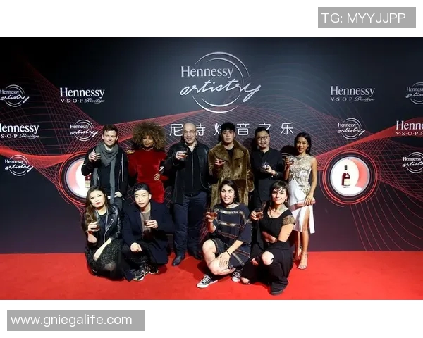 足球明星走红毯瞬间揭秘时尚风潮与球场荣耀交织的精彩瞬间